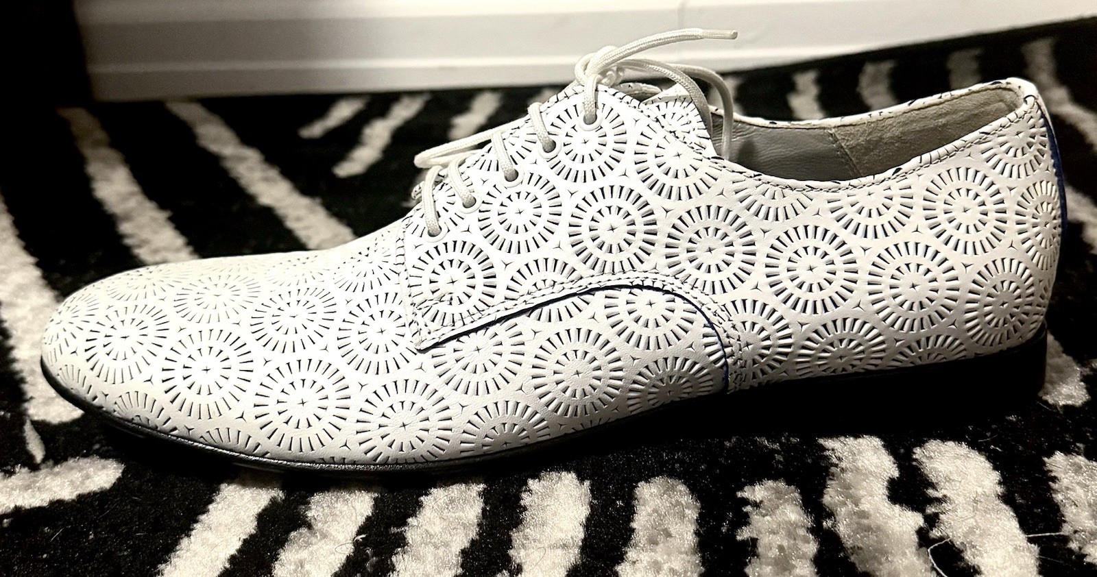 CESARE PACIOTTI. NEW! White Perforated Cir. Design,Gorgeous. UK 8/US 8.5-9 NEW!