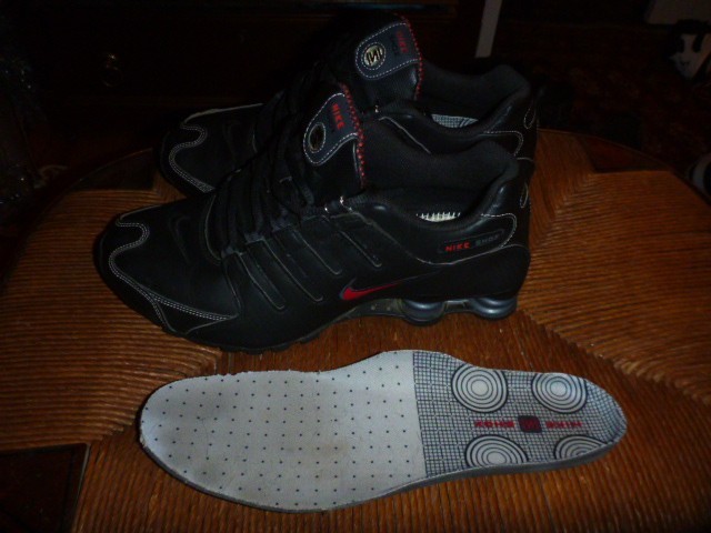 Gently Worn Nike Shox NZ Men’s Black Varsity Red Sneakers Shoes 10 2013