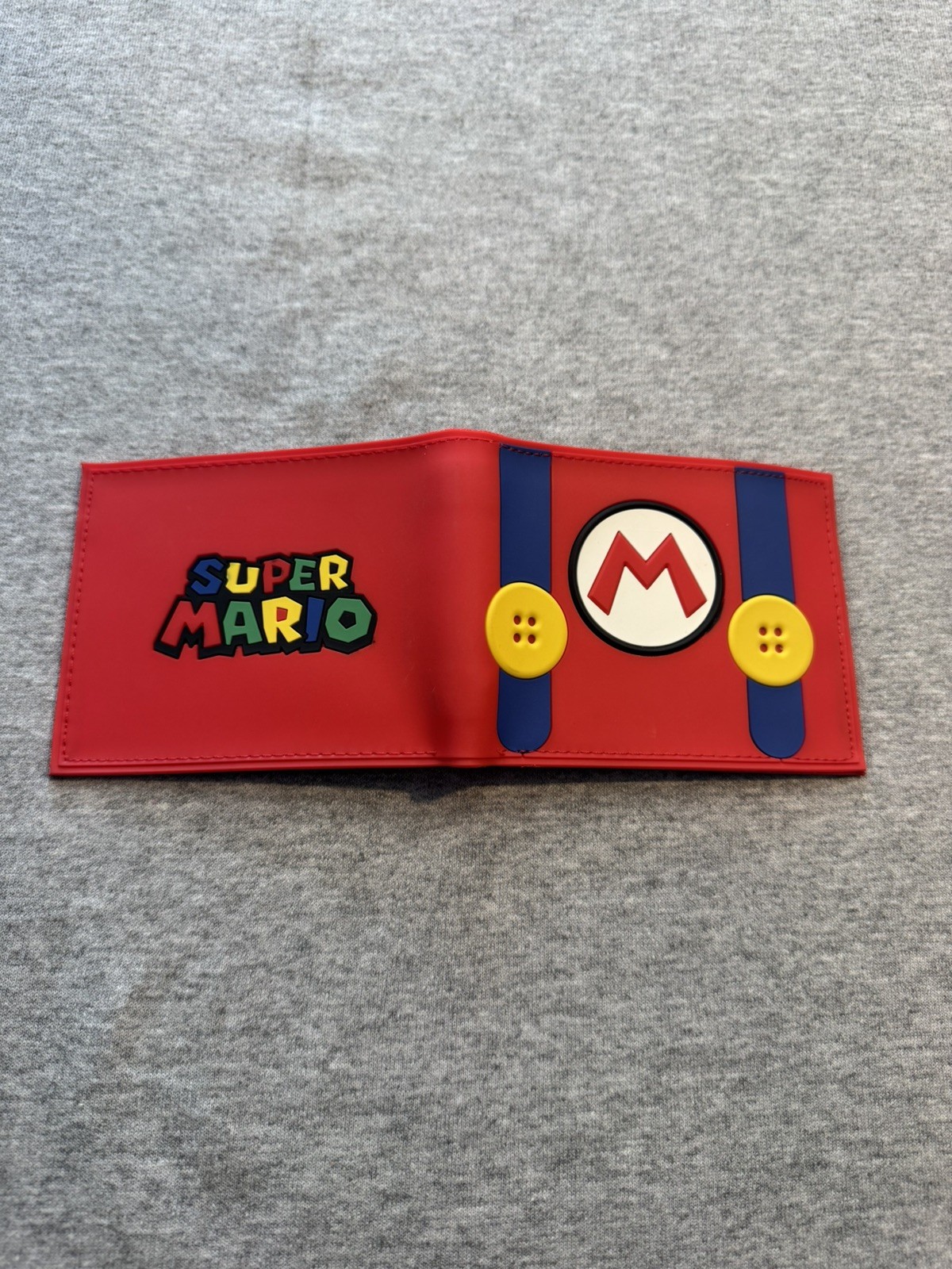 NWOT Super Mario Brothers Bifold Wallet Silicone Rubber Bioworld Game Luigi
