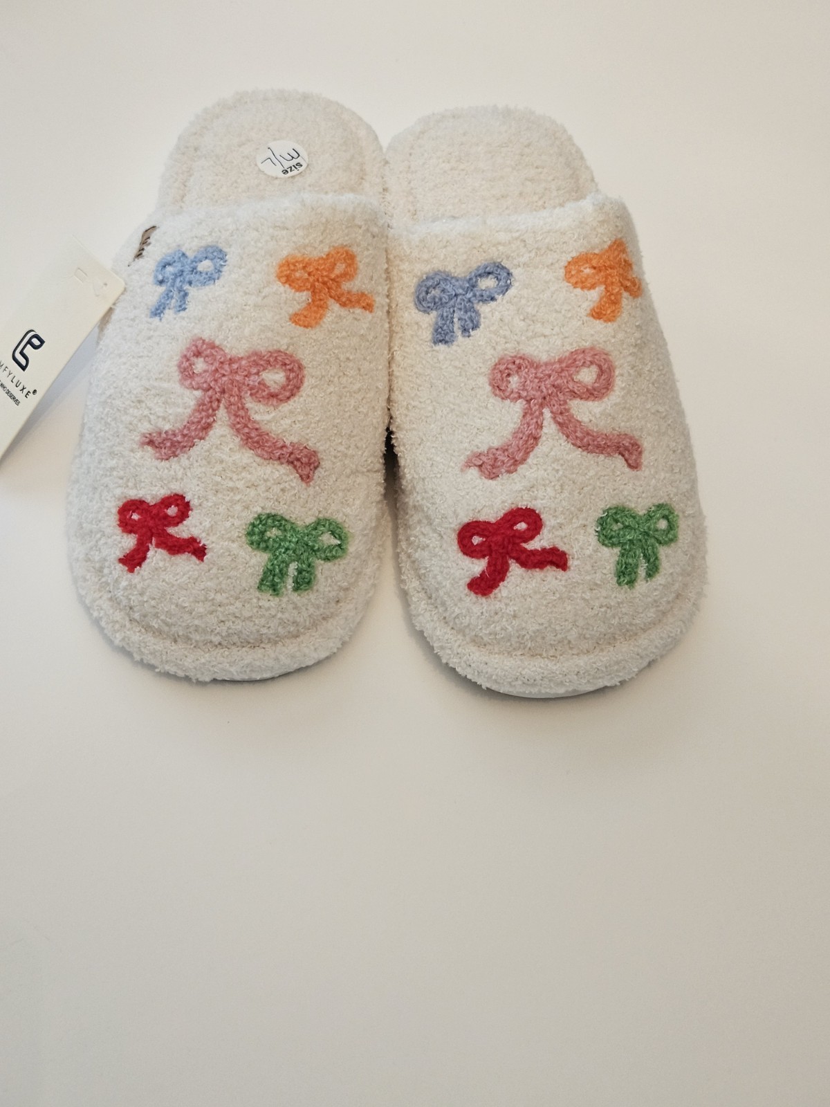 NWT COMFYLUXE Slippers Size M/L 8-9 White with Multi Colored Bows Soft Plush