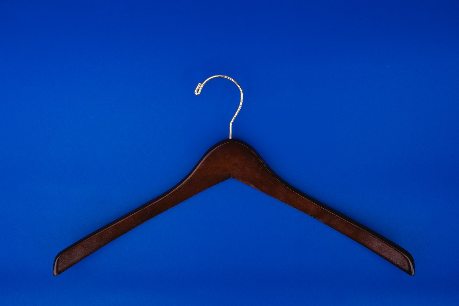 WOOD HANGER 17 IN. SUIT HANGER / CASE OF 25 CONTURED