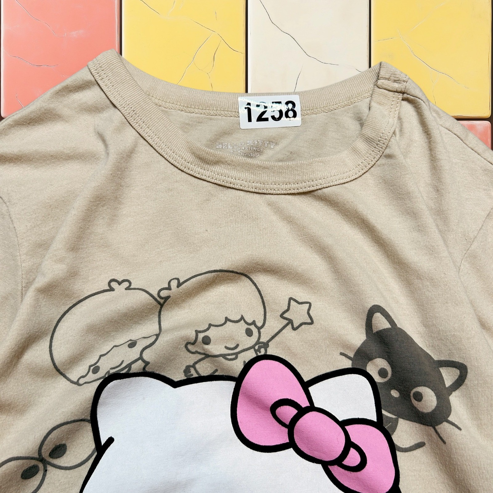 Y2K Hello Kitty Sanrio Tee Womens XS Beige Japan Kawaii Graphic Cartoon T-Shirt
