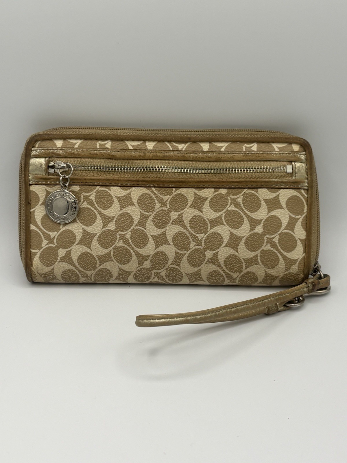 Vintage “COACH” Wallet Zip Closure With Wristlet Strap / CC Slots Zip 1334