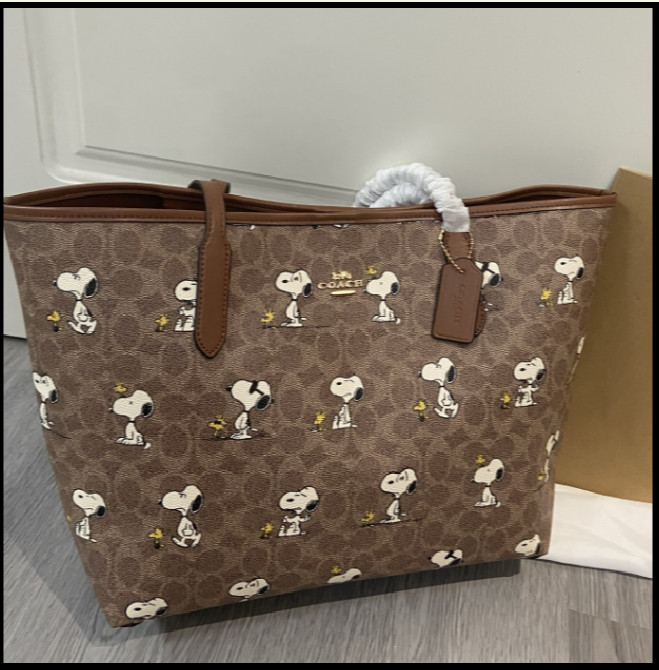 COACH CBJ89 City Tote Bag PEANUTS Snoopy Signature Coated Canvas Outlet New SMM