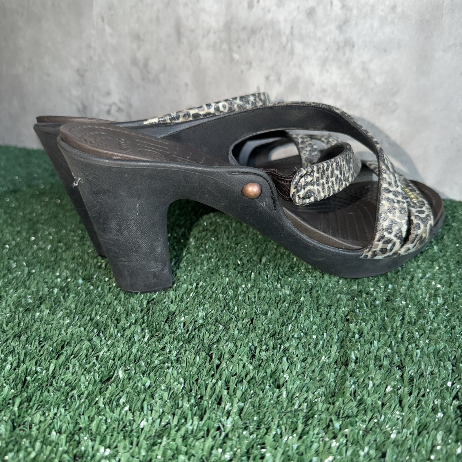 Crocs Women’s Leopard Print Strappy Heeled Sandals Size 8W Black & Grey /khaki
