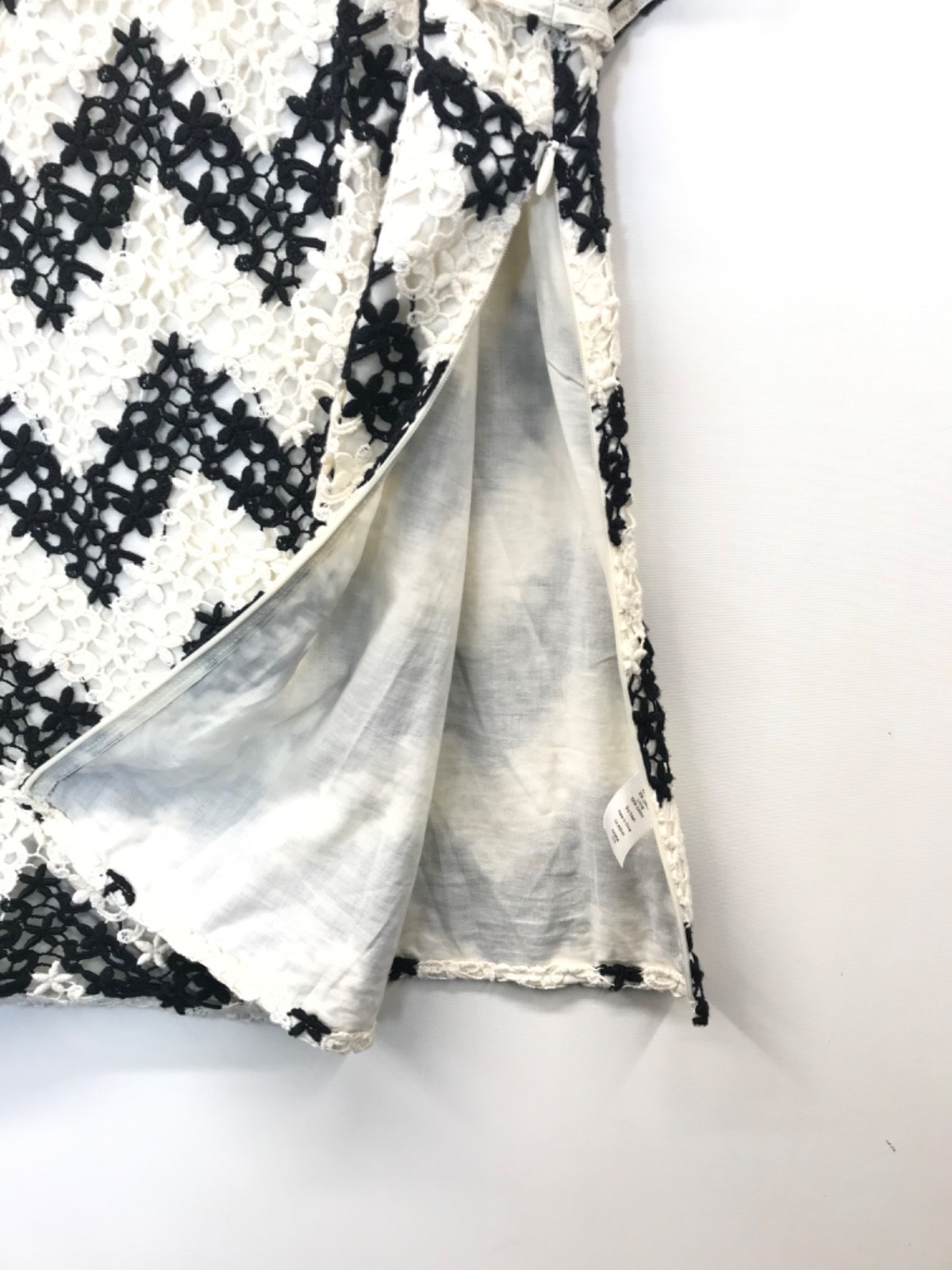 TALBOTS Blouse Top Shirt Women’s Size 16 Short Sleeve Chevron White Black Lace