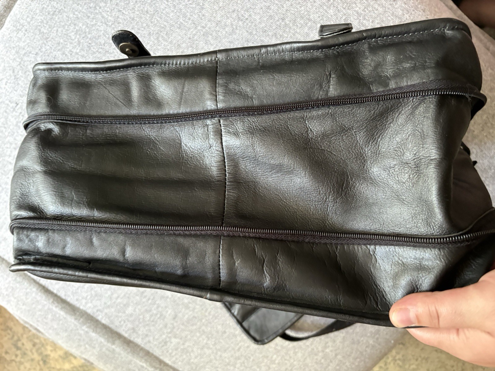 Vintage 90s Wilsons Leather Messenger Bag – Made in Colombia – Large Ring Detail