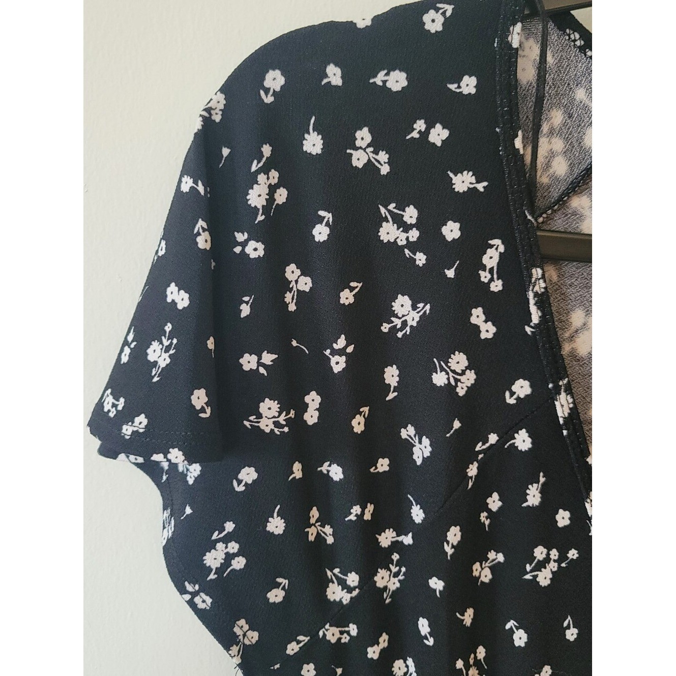Aeropostale Black and White Floral Scoop Neck Tunic / soft drapy fabric