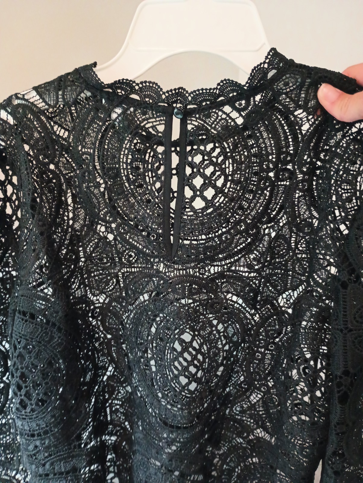 Kismet Black Guipure Lace Crochet Top Medium M Scalloped Hem Long Sleeve Boho