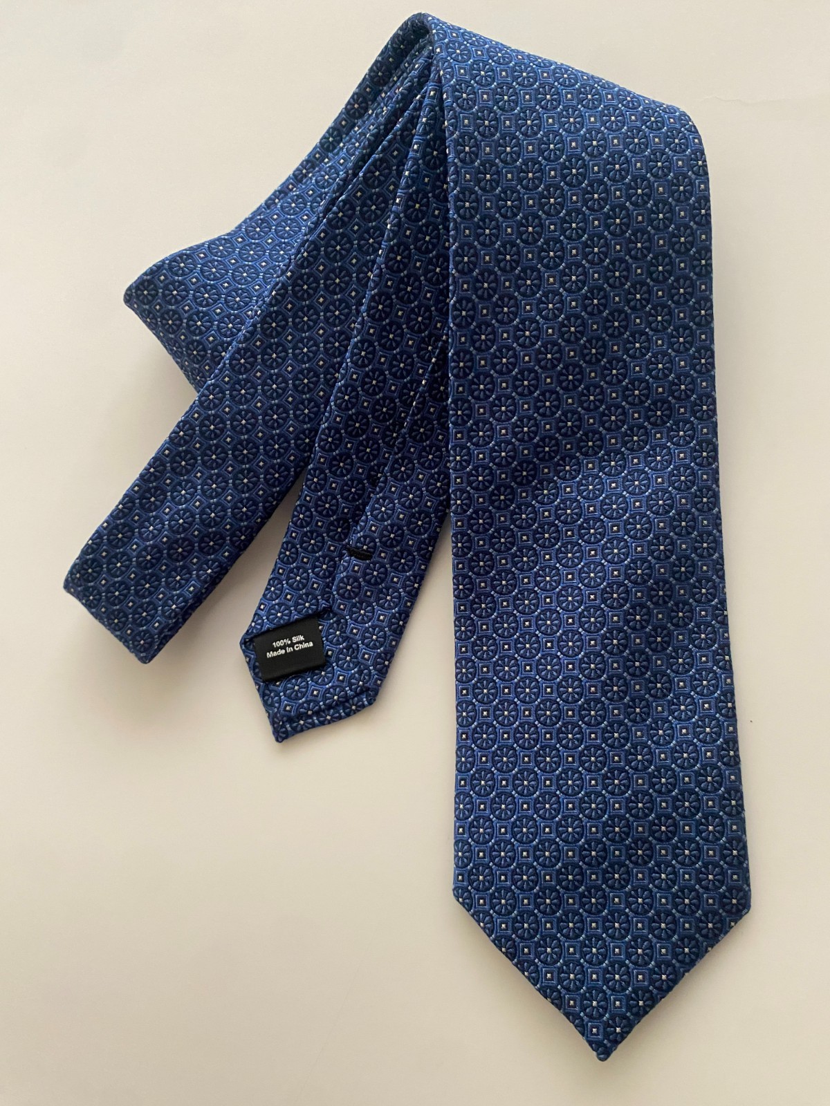 SAKS FIFTH AVENUE SILK TIE 58X3.”1/8.NEW.