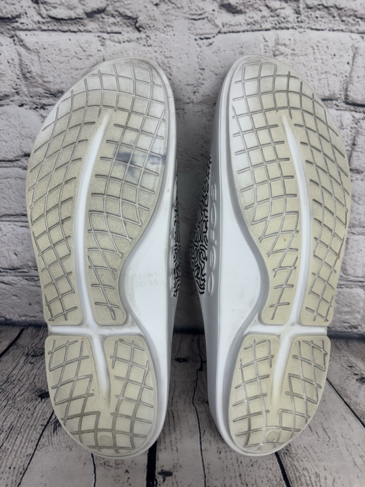 OOFOS OOahh Sport Flex Sandal Limited White Labyrinth Unisex Men’s 12 Women’s 14