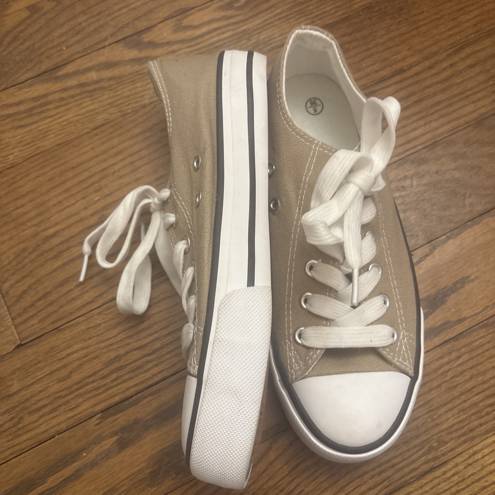 NWOT Women’s Lace Up Tan Canvas Tennis Shoe All Season 5
