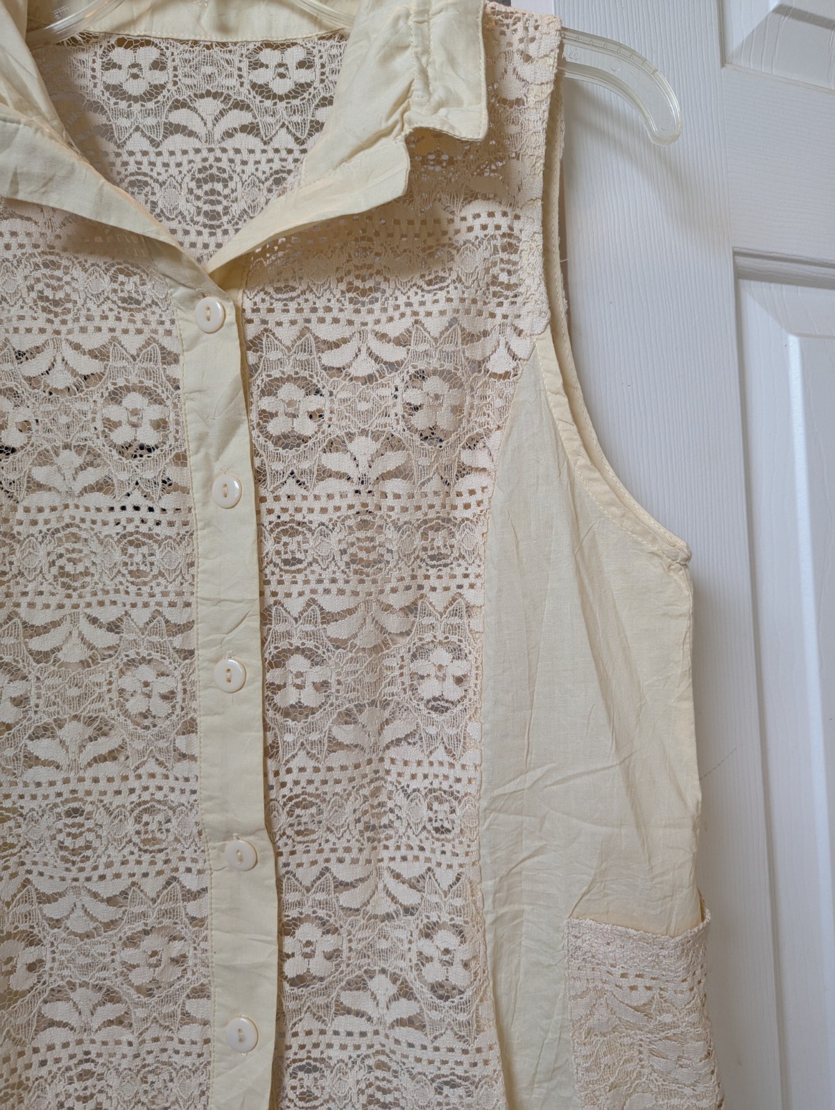NWOT Cream sleeveless button up top with lace panels Size M