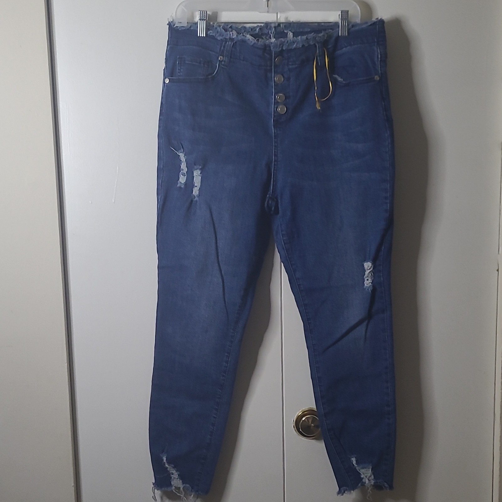 GUESS Women’s Blue Medium Wash Denim Skinny Jeans, Slim Fit, Stretch, 5-Pocket