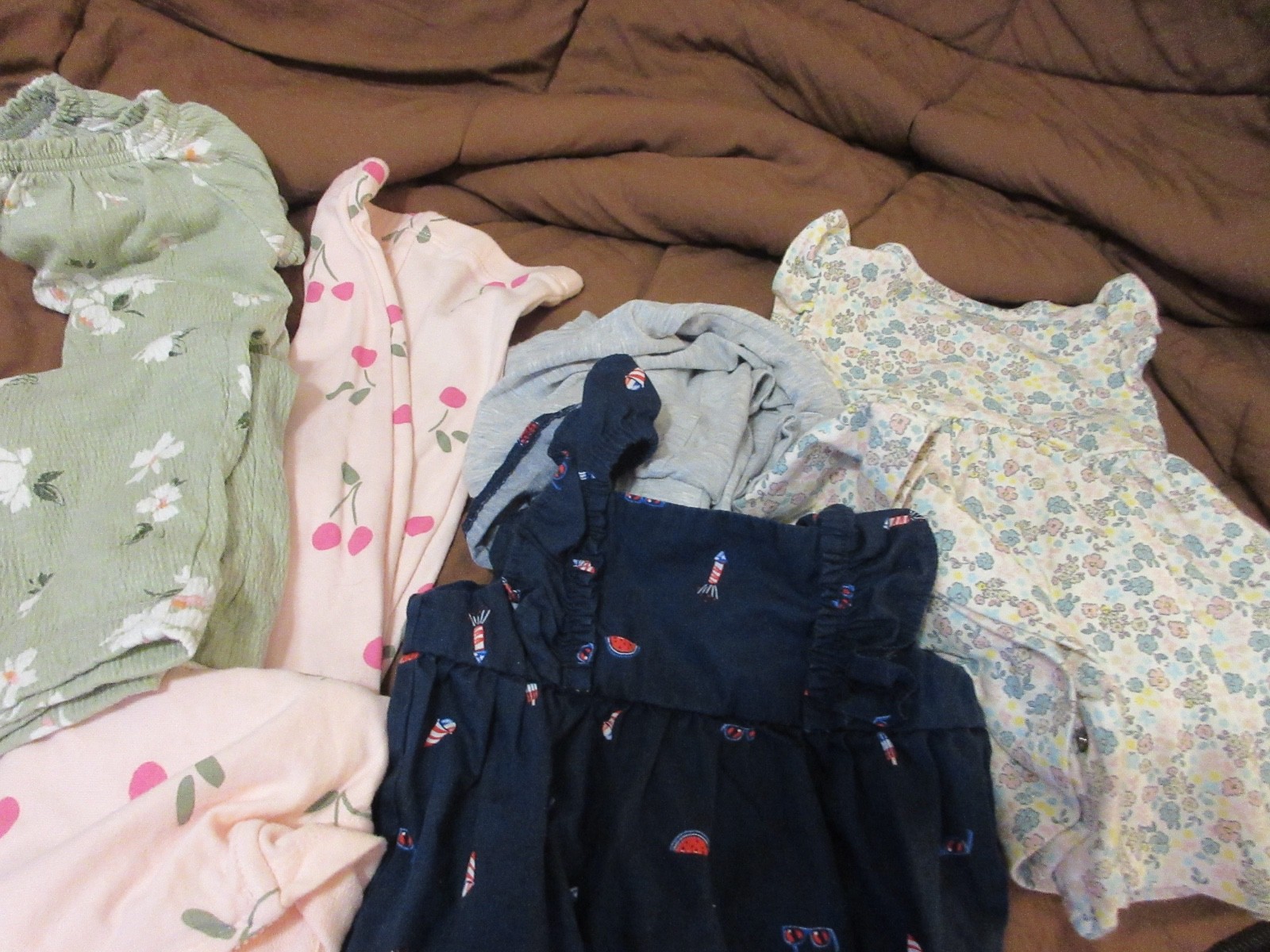 GIRLS CARTER 9 MONTHS OUTFITS..8 PEICES