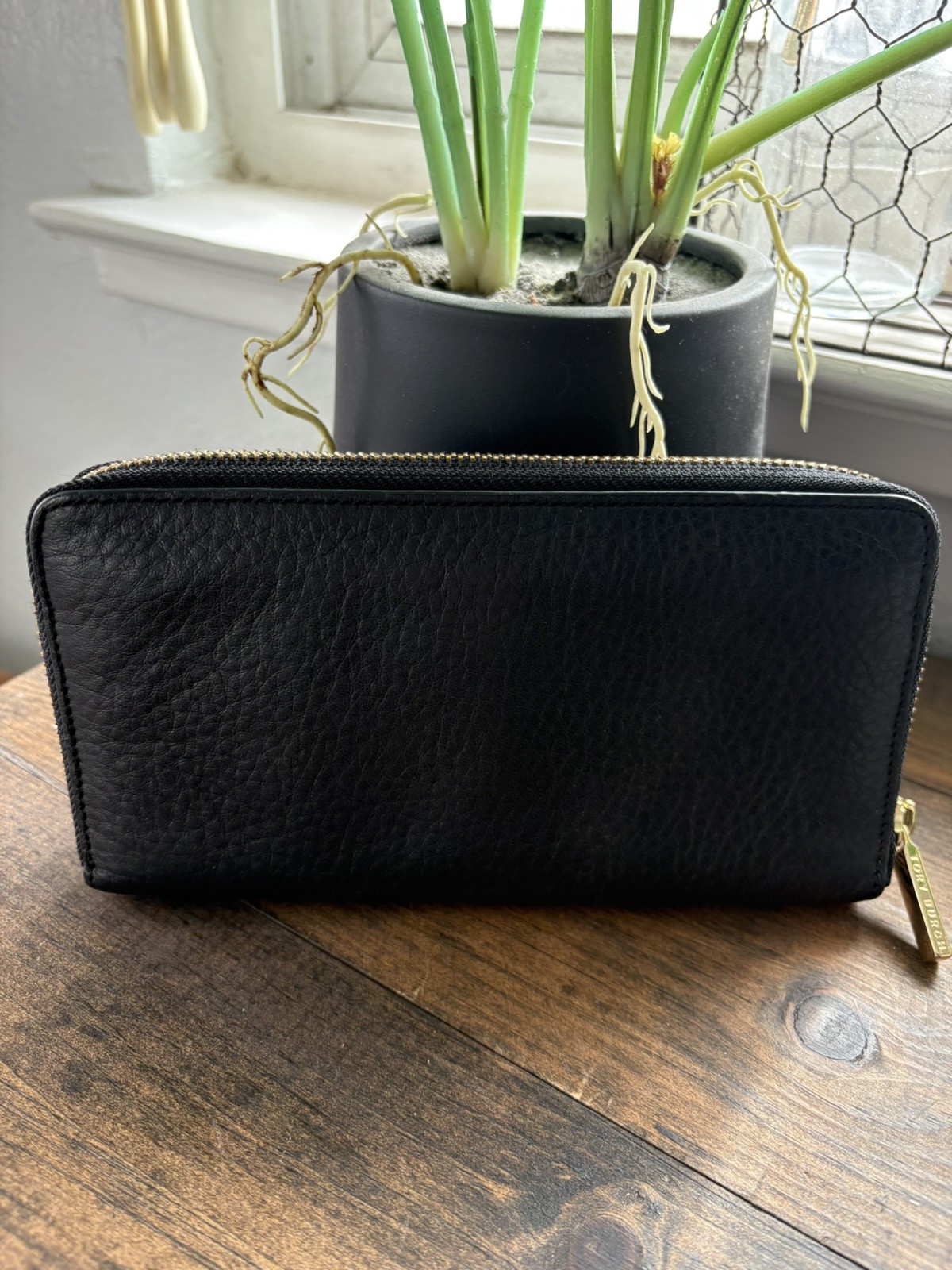 Tory Burch Full Zip Leather Black Gold Tone Logo Hardware Designer