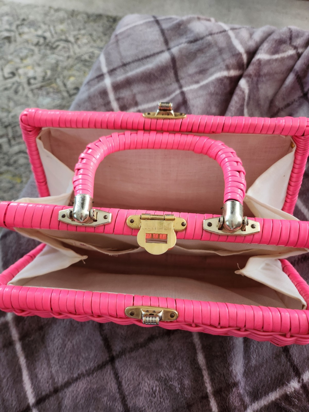 Vintage Women’s Pink Woven Wicker-Style Top Handle Bag Turn Lock Gold Hardware