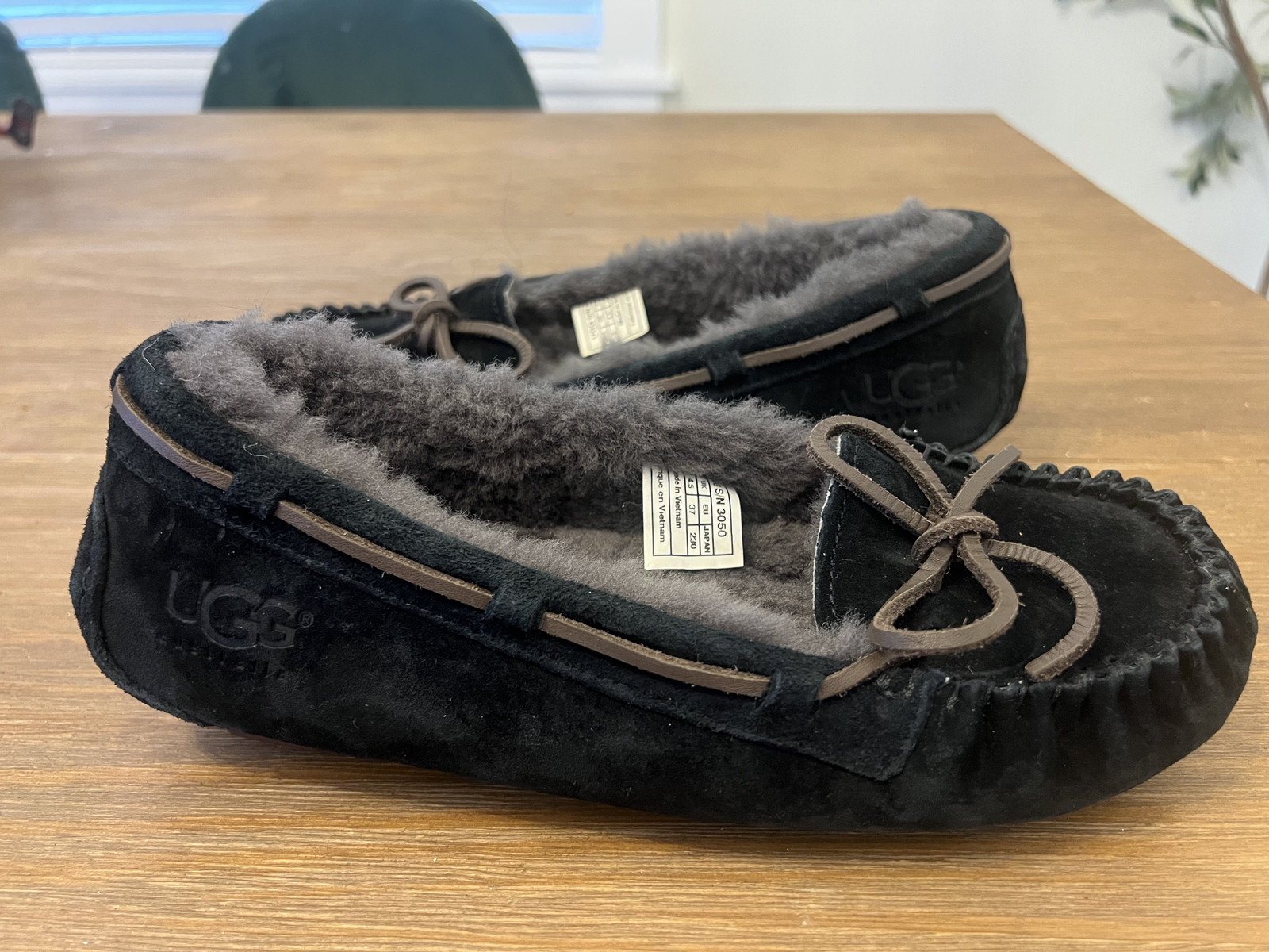 UGG Bella II Slip On Moccasin Women’s Size 6 Black suede