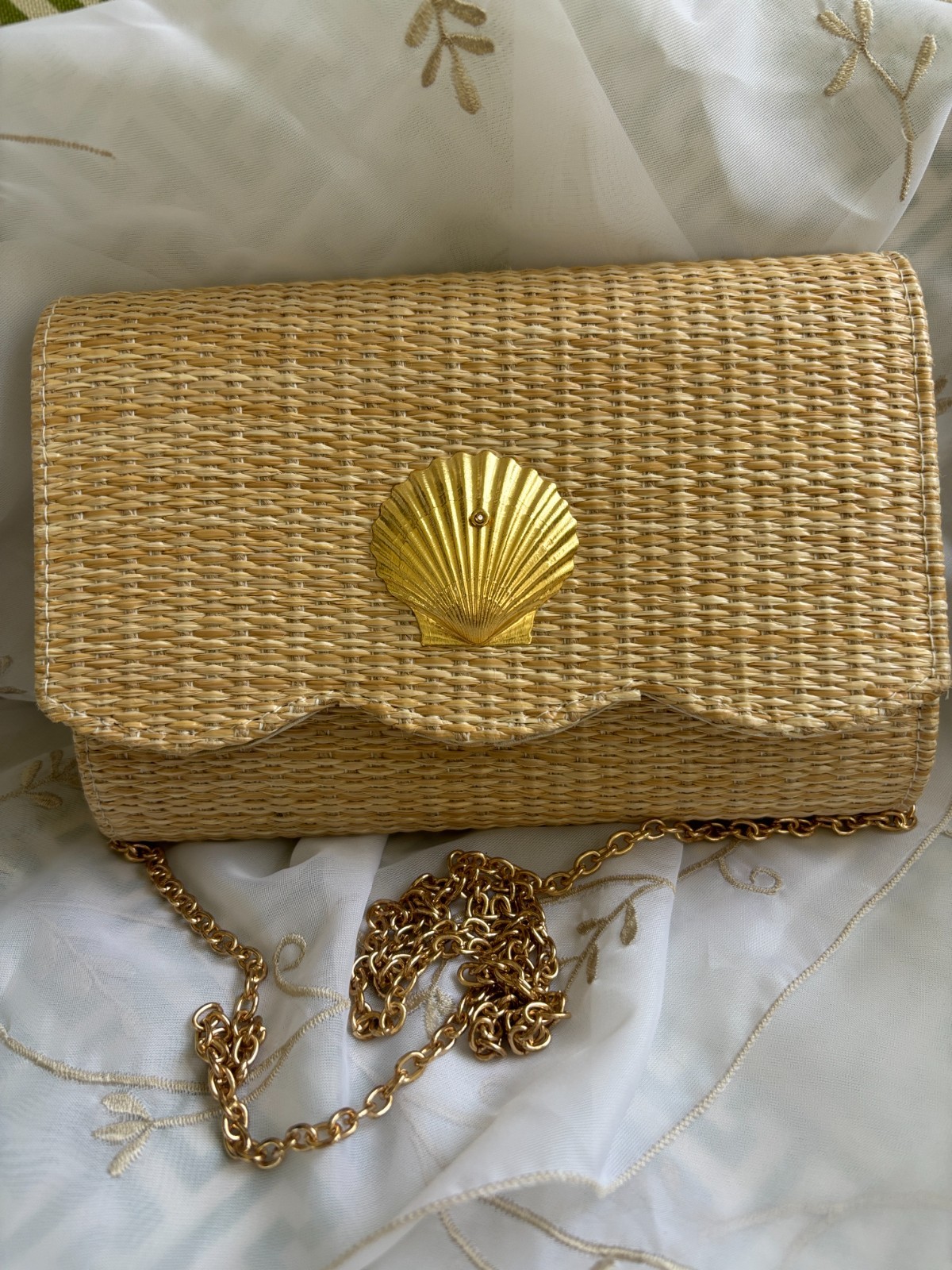 LISI LERCH Nautical Scalloped Straw CLUTCH Or Crossbody Seashell Emblem