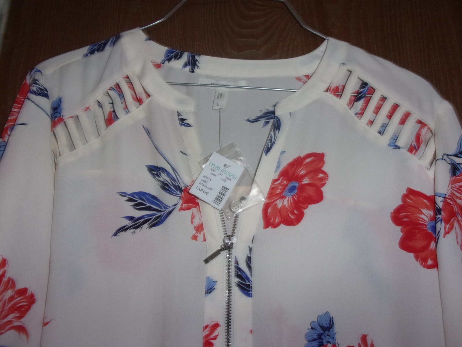 NEW w/Tag ~ Maurices Pretty Flower Blouse w/zipper detail ~ Size “Large”