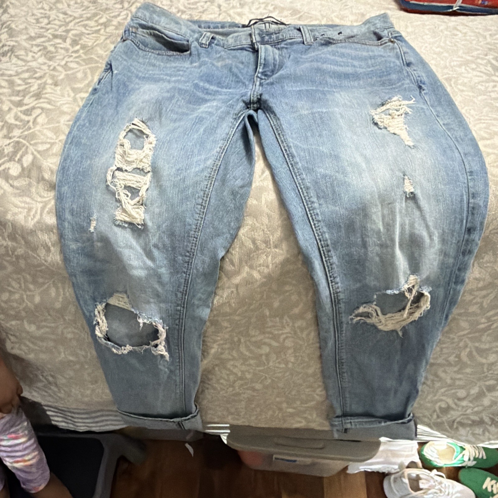Express Women’s Boyfriend Blue Denim Jeans Solid Light Wash Distressed Regular 6