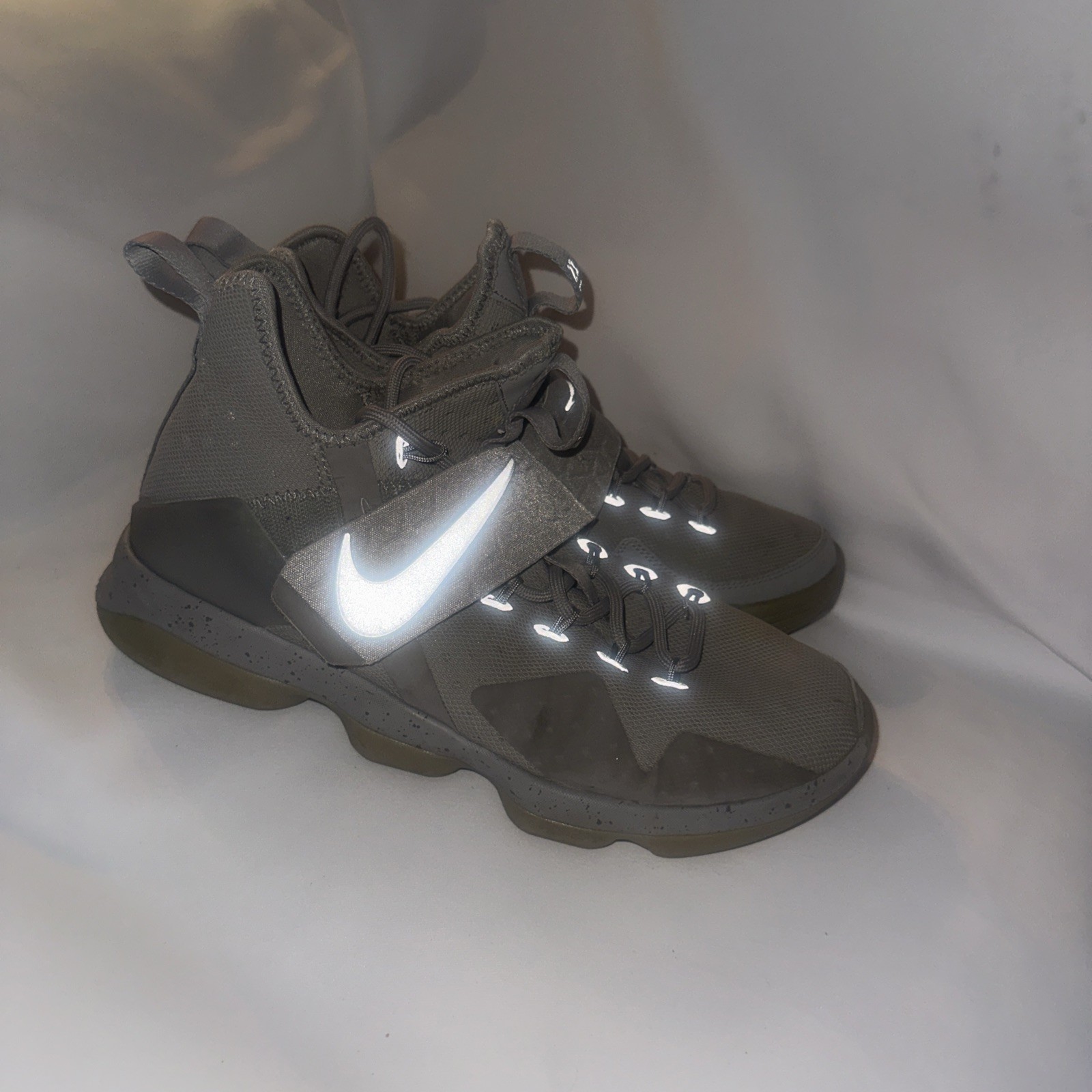 Nike Lebron XIV 14 Men US 9.5 Silver White Reflective Grey James 852405-007