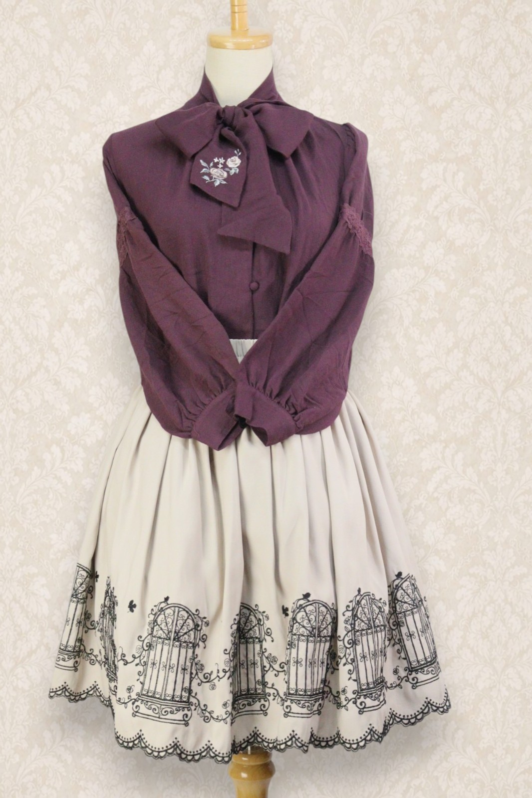 axes femme 2pc Set Burgundy Ribbon Top & Beige Embroidery Skirt Lolita 528 2941