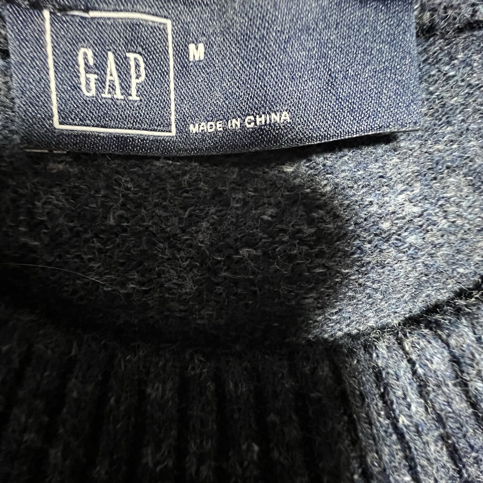 Classic Gap Men’s Sweater Cotton Blend Sz M Dark Blue Chic Comfort Any Occasion