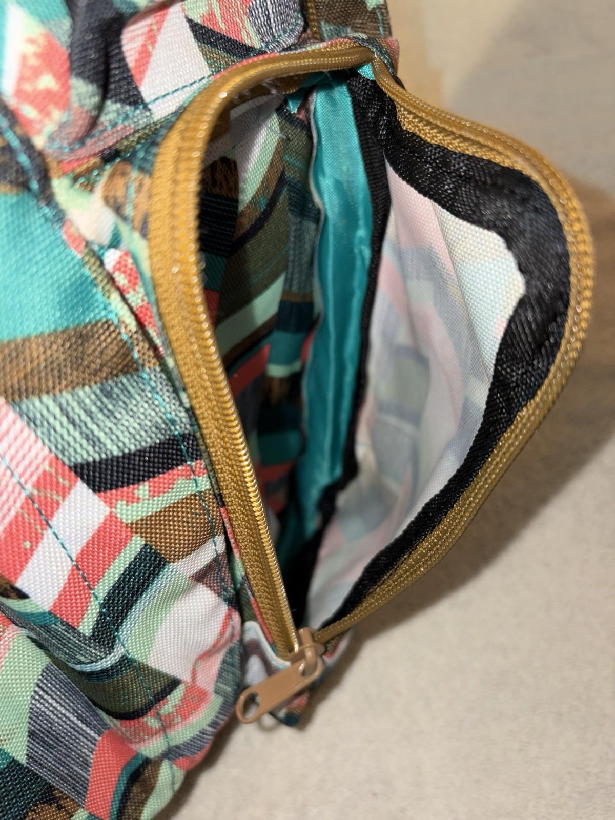 KAVU Multicolor Geometric Sling Bag Adjustable Crossbody Rope Strap Zip Closure