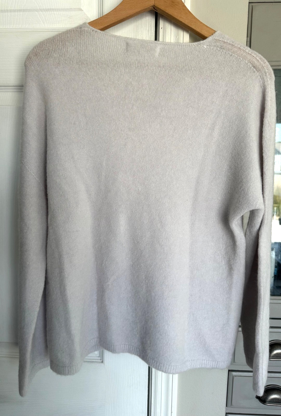 Bianco & Blu Women’s Medium Wool Blend Light Grey V-neck Sweater