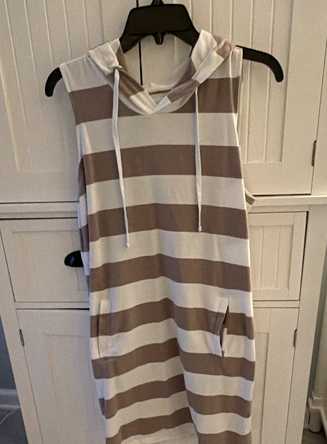 Soho Street Women’s M White/Beige Striped Sleeveless Hooded Pullover Dress