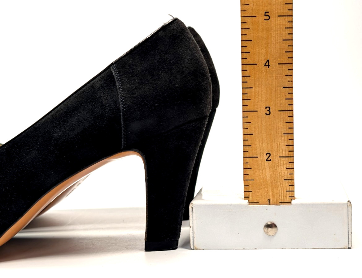 Salvatore Ferragamo 1990’s “Baronessa” Black Suede V-Neck Pumps Heels Size 7AAA