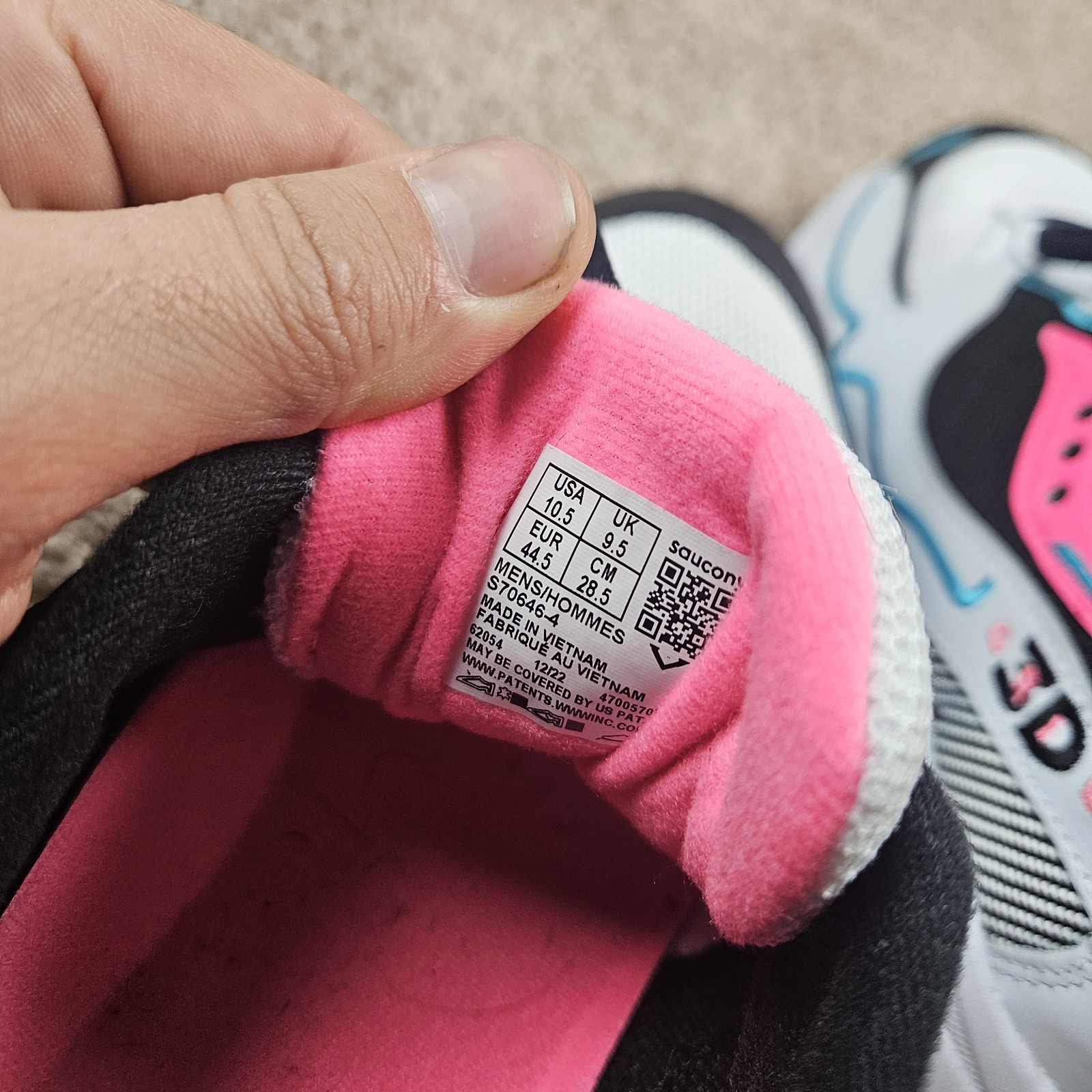 Saucony 3D Grid Hurricane Men’s US 10.5 / Euro 44.5 White+Black+Pink EUC no box