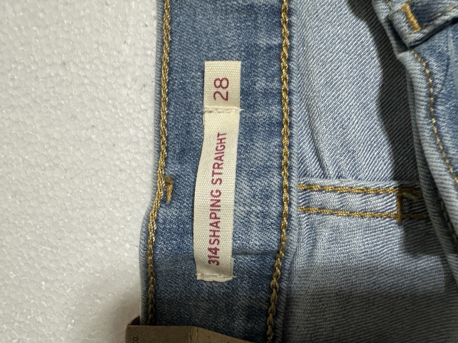 Levi’s Women’s 314 Shaping Straight Size 6 28/32 Mid Rise Light Wash NWT