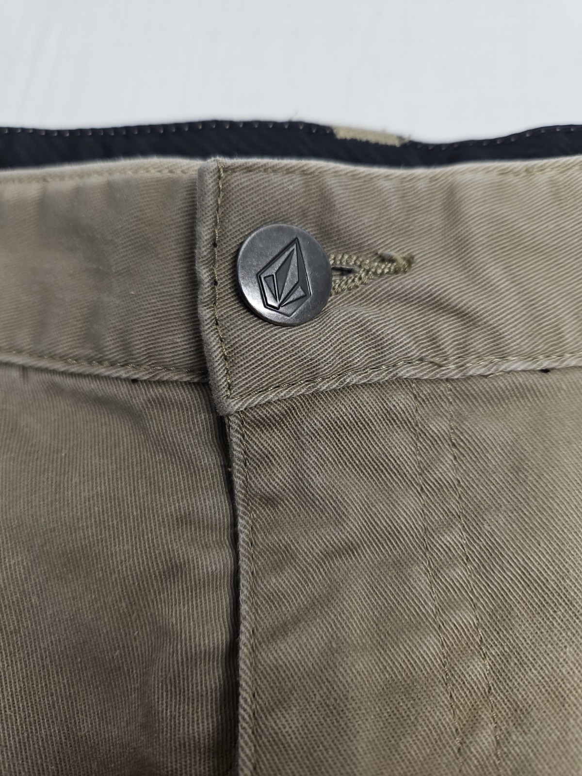 Volcom True To This Men’s Size 36 Khaki Chino 10″ Inseam Logo Shorts