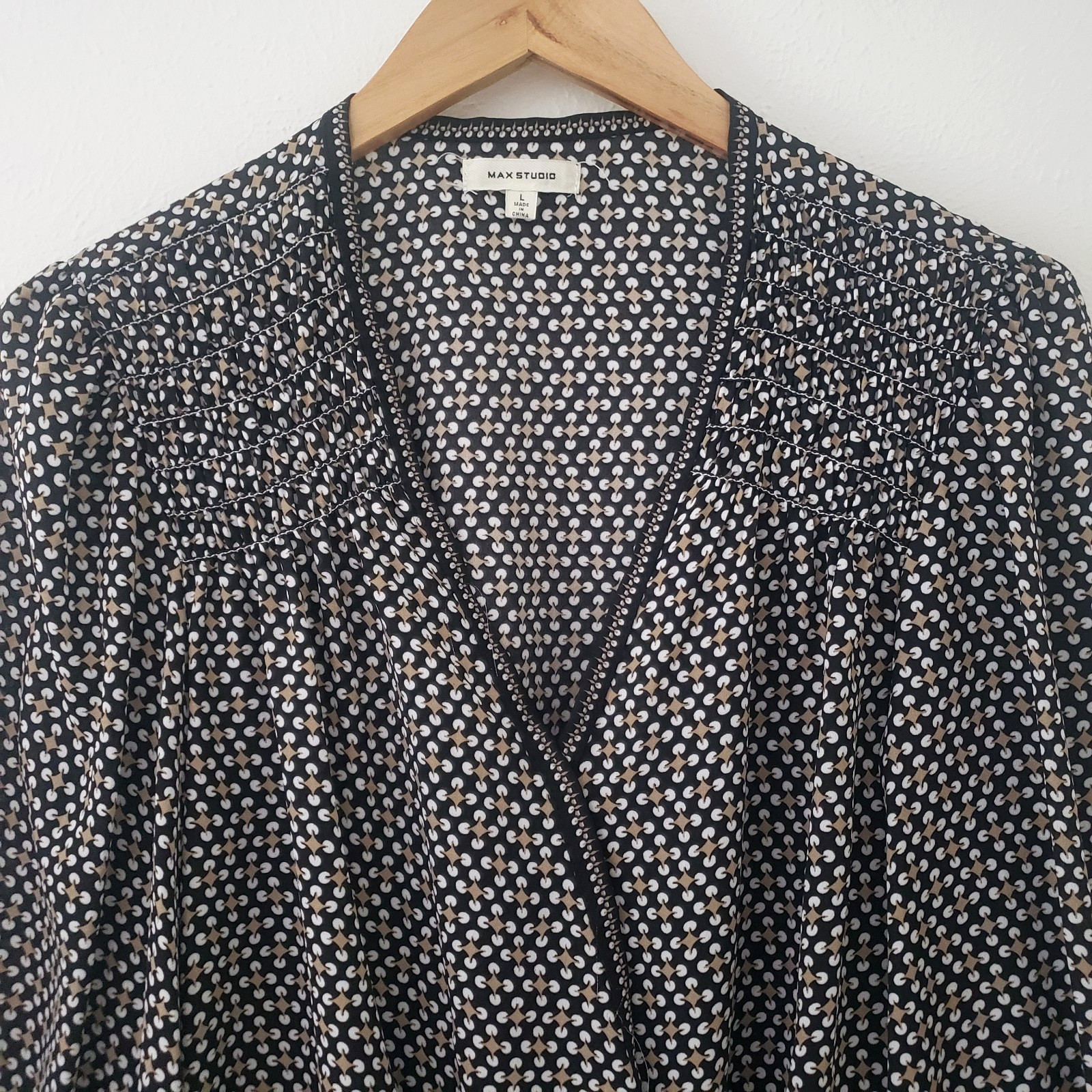 Max Studio Womens Large Long Sleeve Wrap V-Neck Black White Blouse Shirred Cuffs