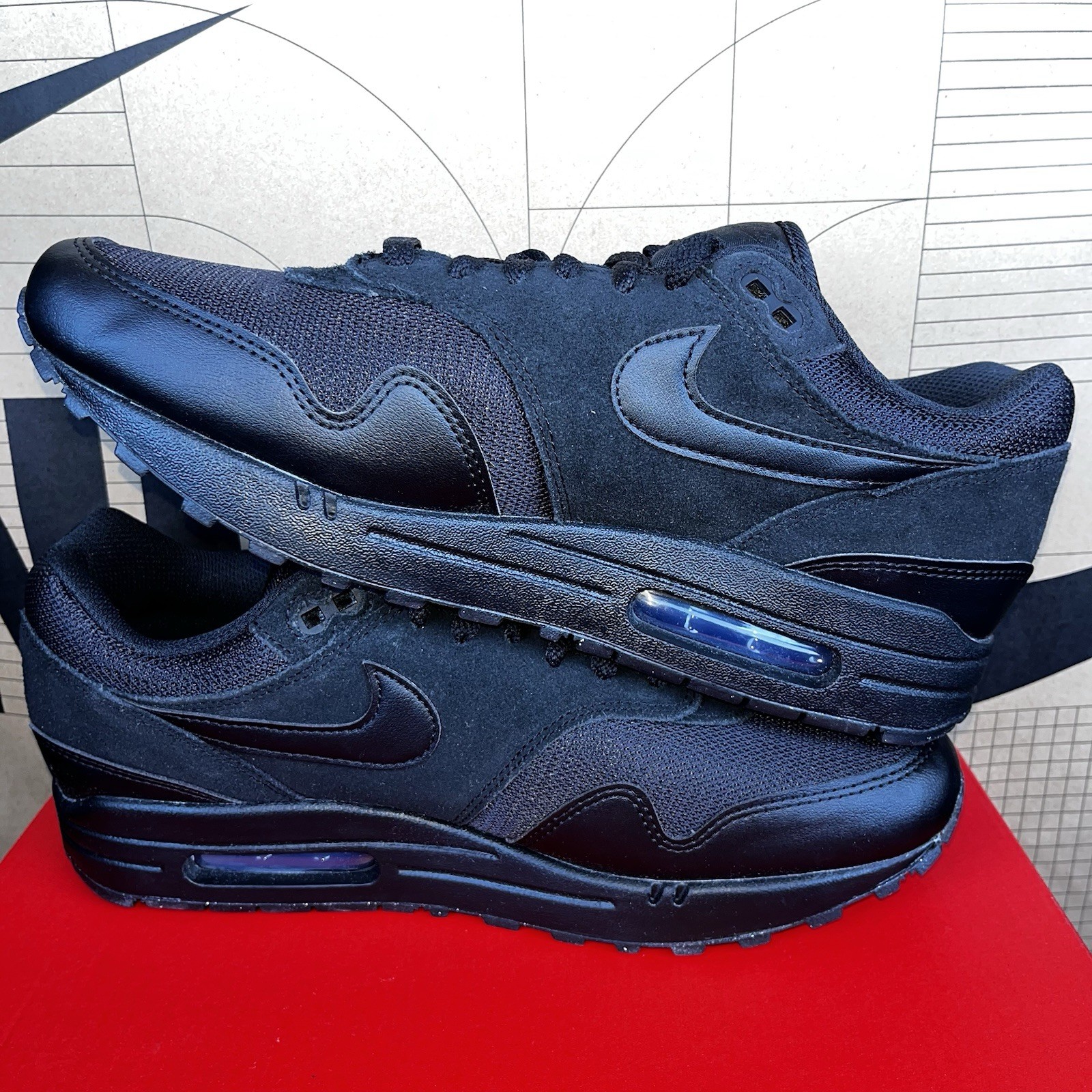 NEW Nike Air Max 1 ESS Triple Black Anthracite NBY FZ5808-006 Men’s Size 9.5
