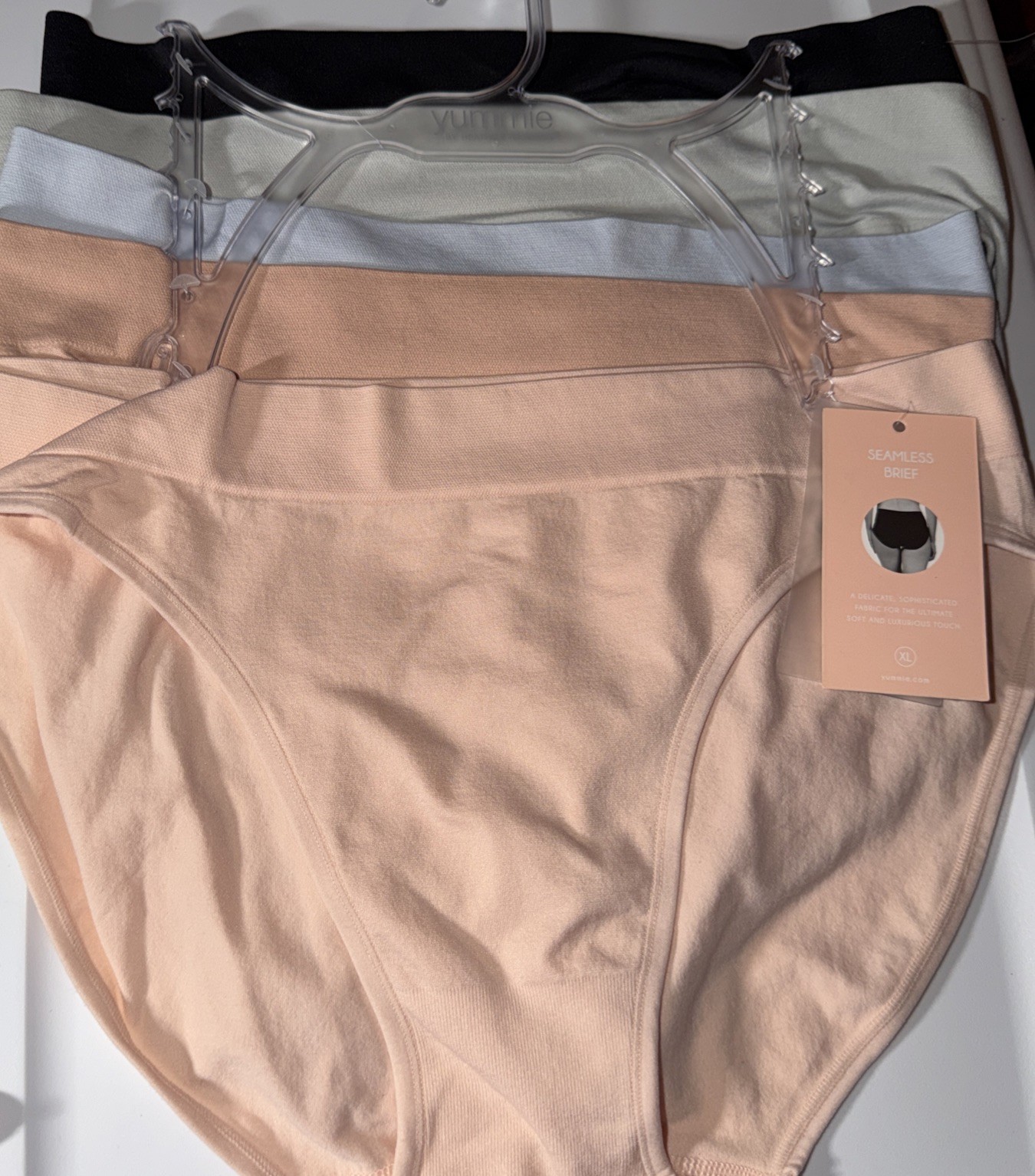 YUMMIE Size: XL -5 Pack SEAMLESS BRIEFS -95%Nylon-5% Spandex Multicolor NWT