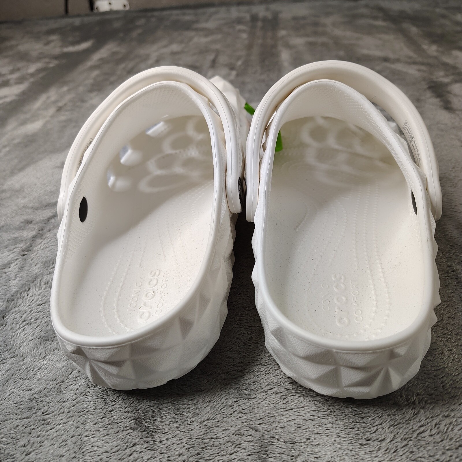 Crocs Geo Classic Clog Mens Size 10 White Geometric Textured Slip On Shoes