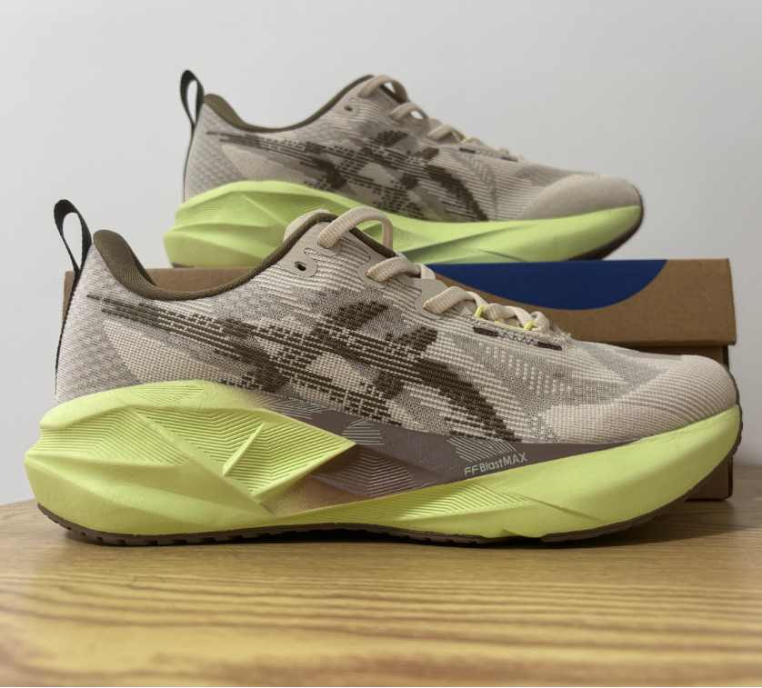 Asics Novablast 5 Men Shoe Running Sneaker US11 USA ship