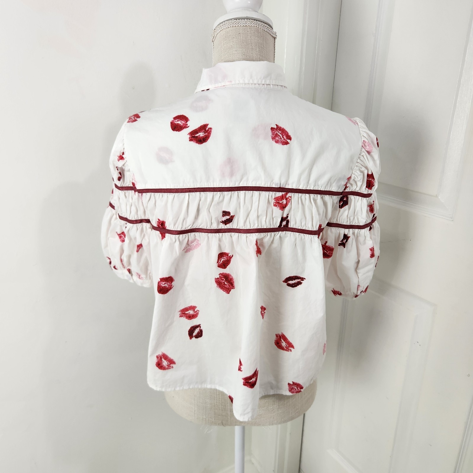 Maeve Top L Leandra Shirred Yoke Blouse Lipstick Kisses Novelty Valentines Day