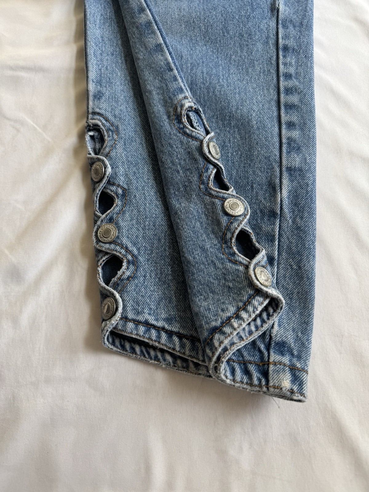 1990’s Jordache Vintage Jrs Light Wash Sk. Jeans Mid Rise 5-Pocket Ankle Button