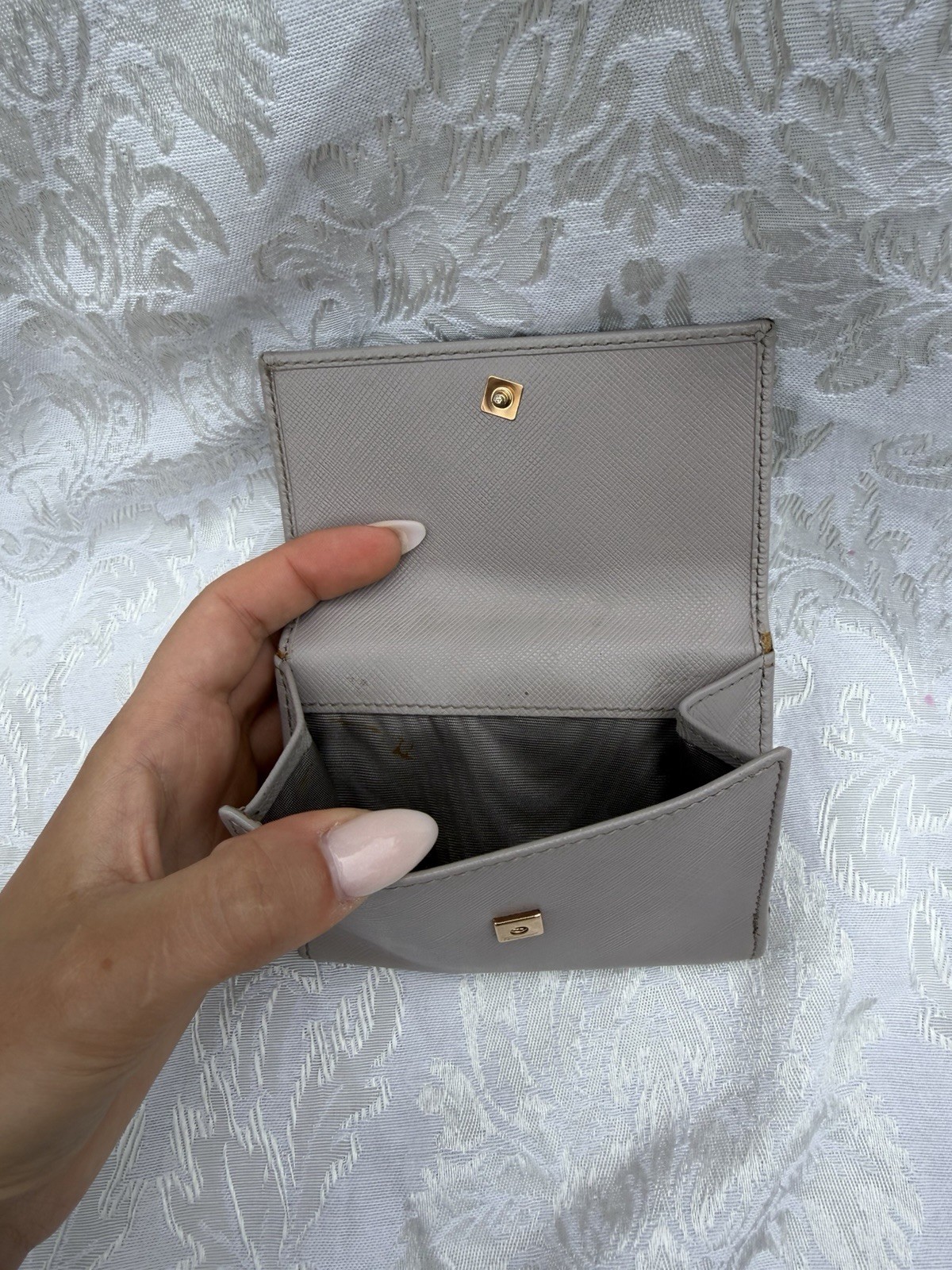 Salvatore Ferragamo Vara Bow Compact Wallet – Gray Leather