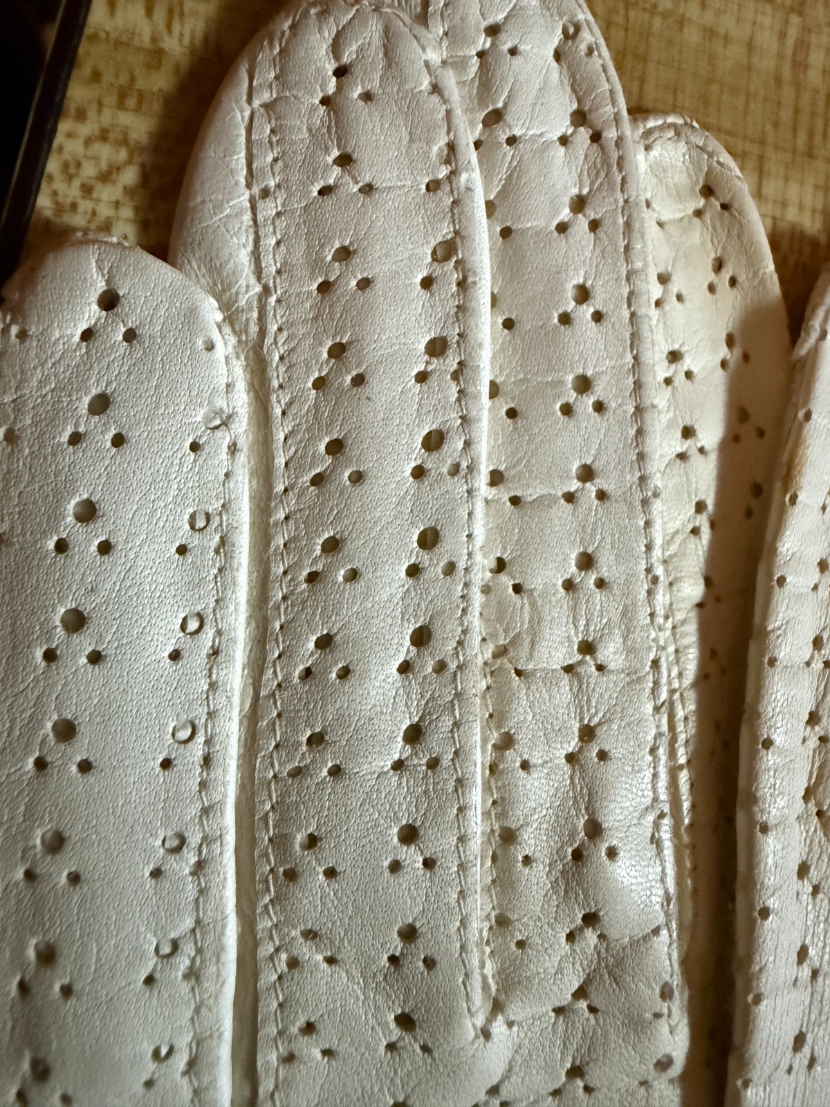 Vintage JackieO like Lightweight Unlined Leather Gloves sz 6 White, France