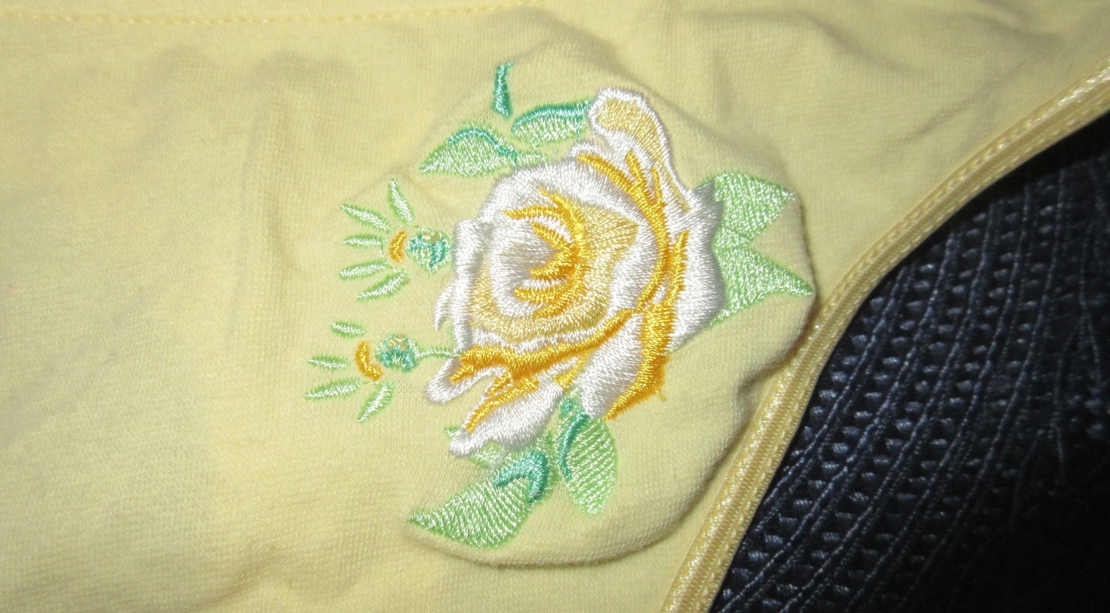 NWOT lot 4 THONGS YELLOW BLACK sparkle string COTTON assorted sizes panties