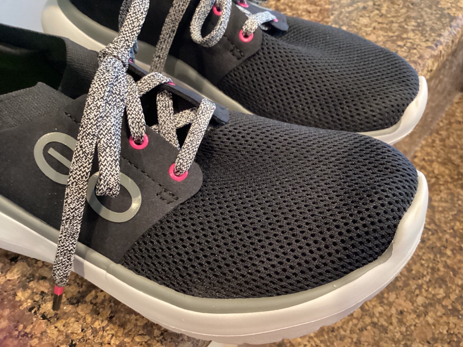 Oofos Oomy Stride Snealers White Black Size 7 Women’s