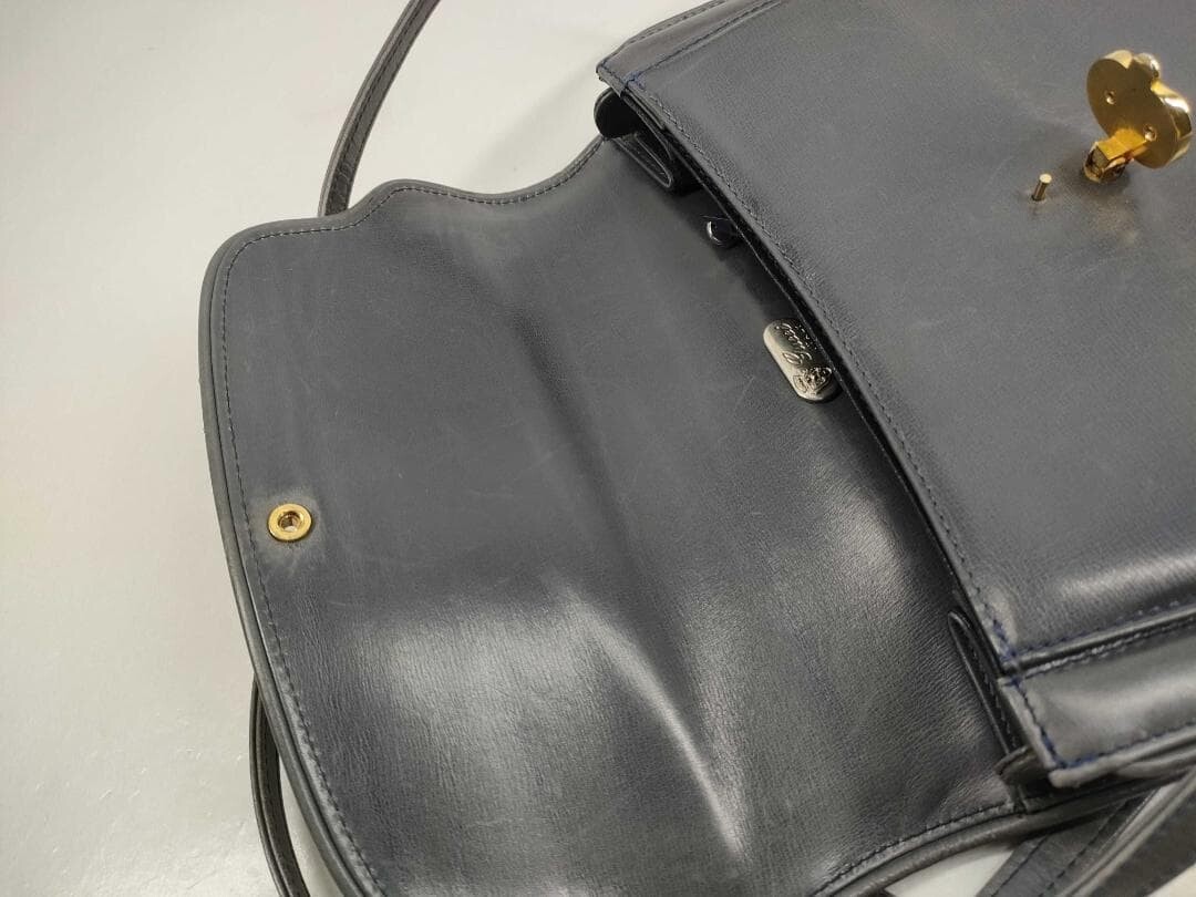 Gucci Vintage Black Leather Shoulder Bag Gold Tone Hardware Flap Clasp Auth