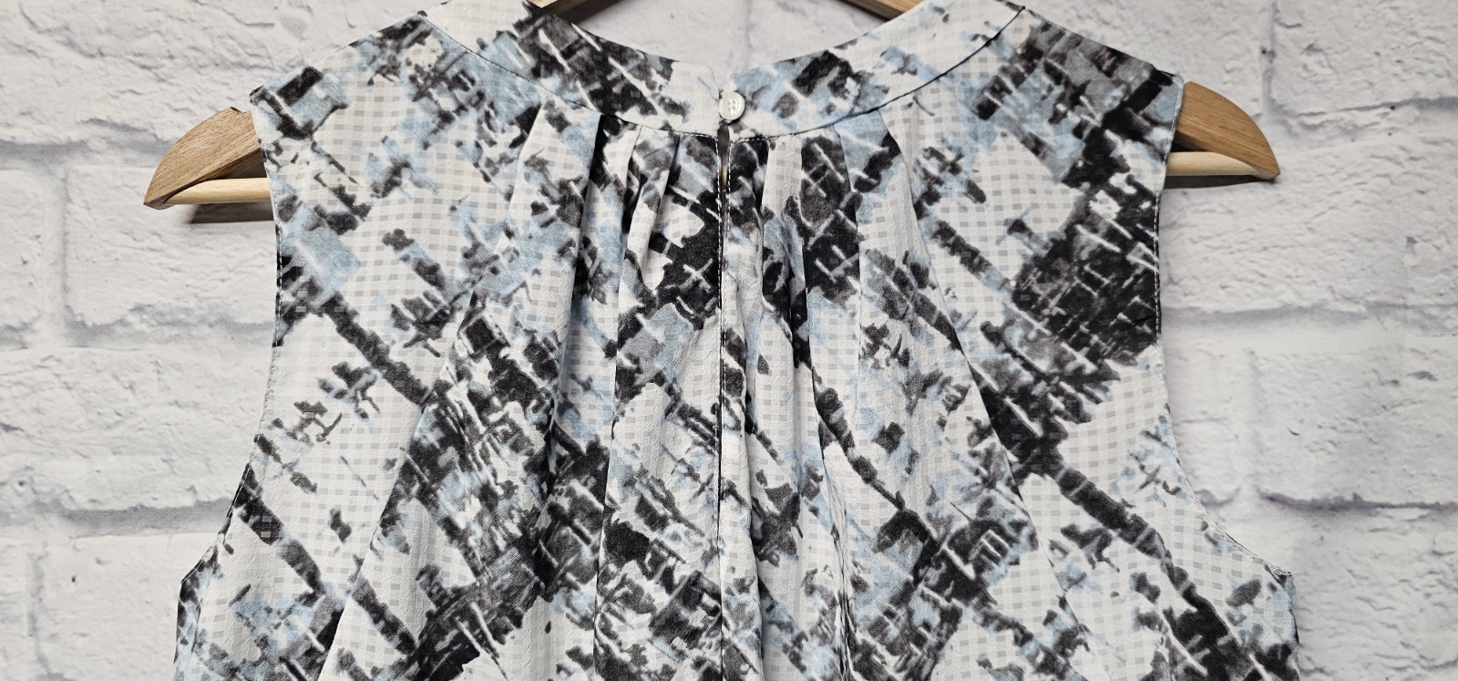 JONES NEW YORK S HIGH NECK METAL KEYHOLE CUT OUT PLEATED GEO CHECK CHIFFON TOP