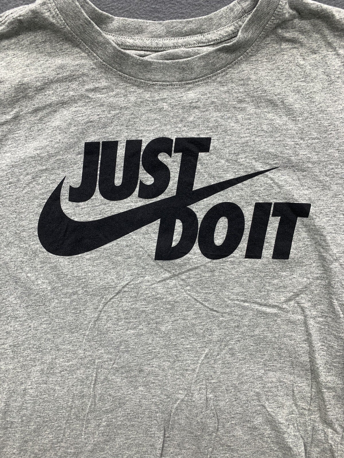 The Nike Tee Graphic T-Shirt Men’s Medium Gray Logo Swoosh Crew Neck AR5006-063