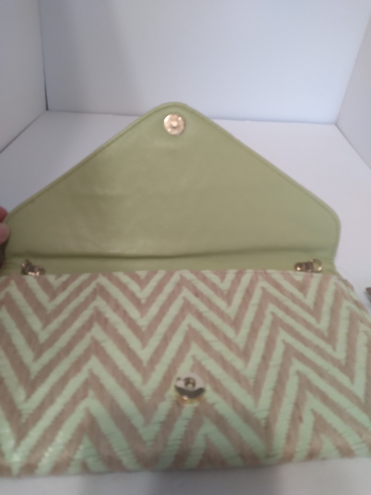 NWT FRANCESCA’S COLLECTIONS LT GREEN/TAN CHEVRON CLUTCH STRAWPURSE WITH CHAIN…